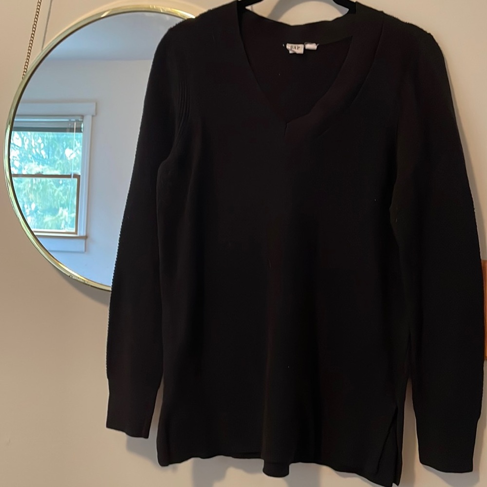 GAP V-Neck Sweater 🖤